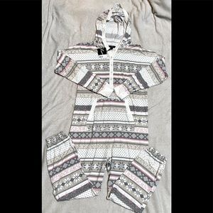 NWT Silky Soft Onesie. Beautiful Snowflake design. Medium.